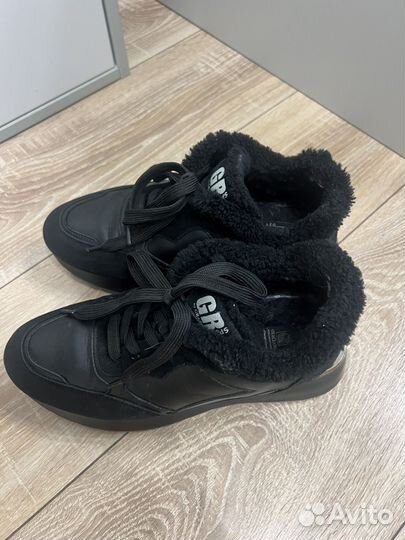 Кроссовки женские