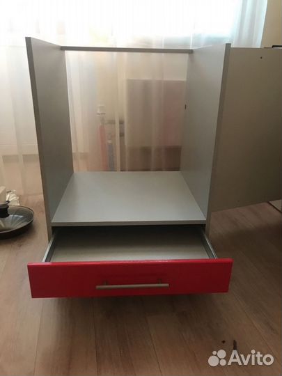 Столешница вырезана под мойку и варочную панель