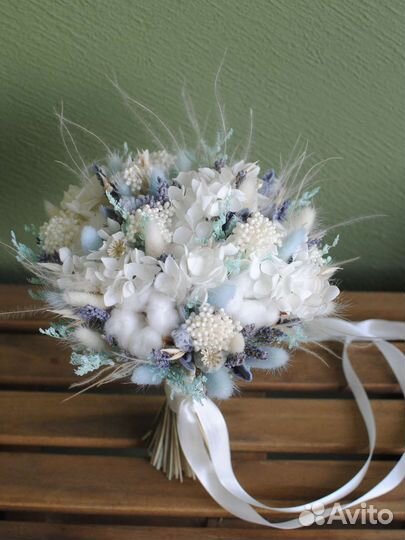 Букет невесты из сухоцветов небесный