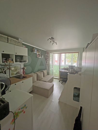 Доля в 4-к. квартире, 21 м², 1/5 эт.