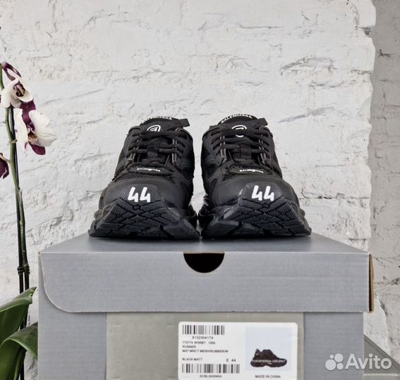 Bаlеnciaga runner black нa pуках