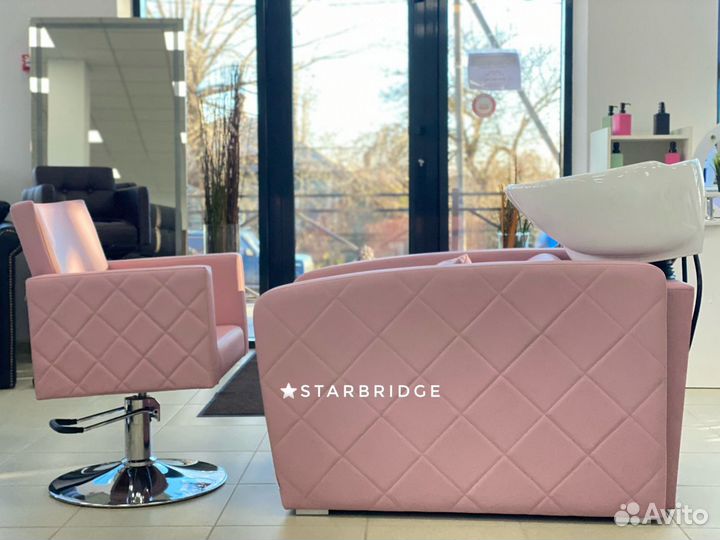 Парикмахерская мойка и парикмахерское кресло