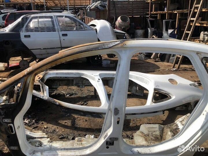 Боковина кузова левая верхняя часть (батон) с цент