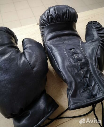 Боксерский шлем и перчатки