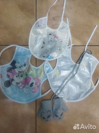 Слюнявчики непромокаемые и варежки