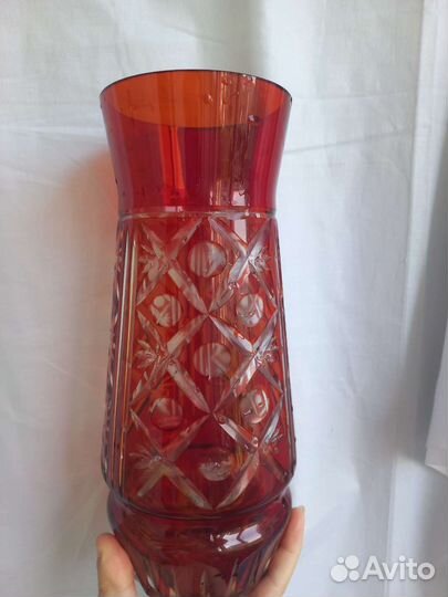 Большая ваза красного стекла