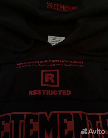 На руках Vetements hardcore patch hoodie худи