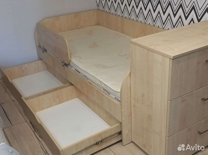 Детская кровать с бортиком и матрасом