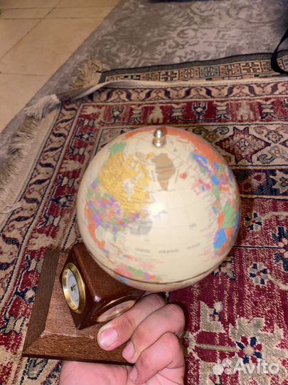 Глобус с часами