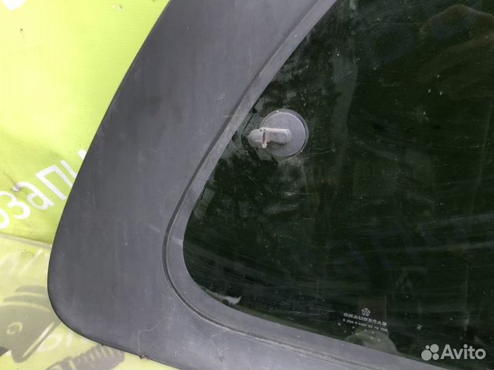 Стекло крыла форточка заднее левое Dodge Caravan 3