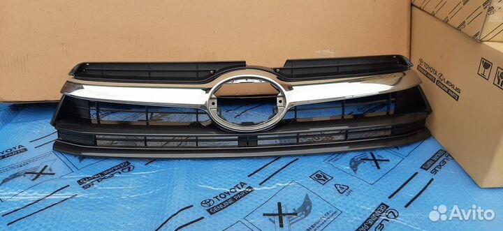 Решетка радиатора Toyota Highlander 14-17