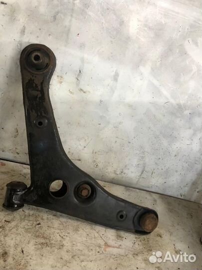 Рычаг нижний правый Mitsubishi Lancer 9 седан 2.0