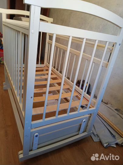 Детская кроватка с маятником и ящиком