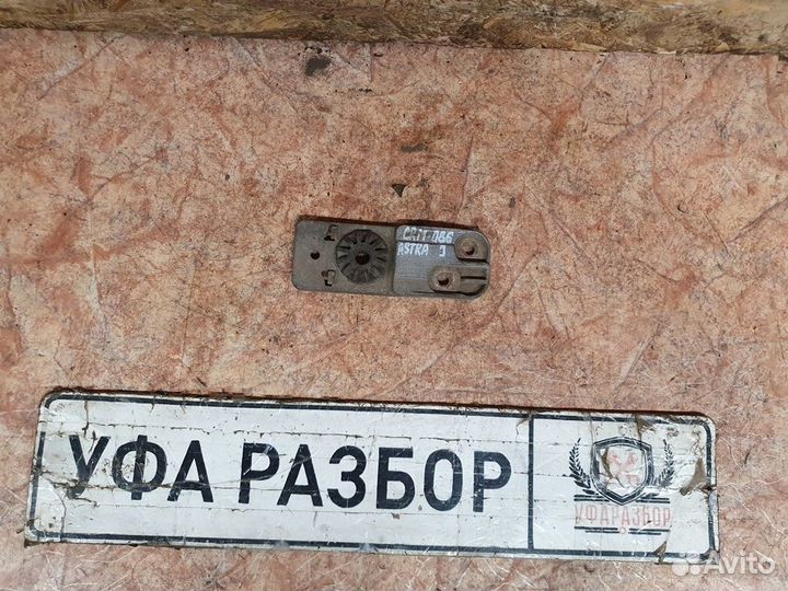 Кронштейн радиатора 1,6 Opel Astra J 2010