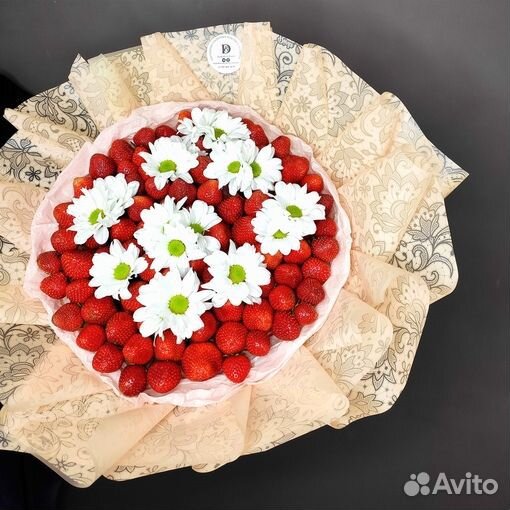 Букет из клубники и цветов