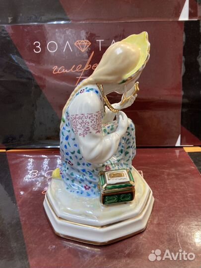 Статуэтка Девочка с Зеркалом Фарфор