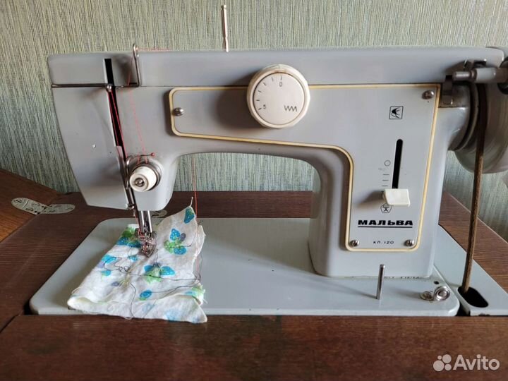 Швейная машинка на тумбе бу