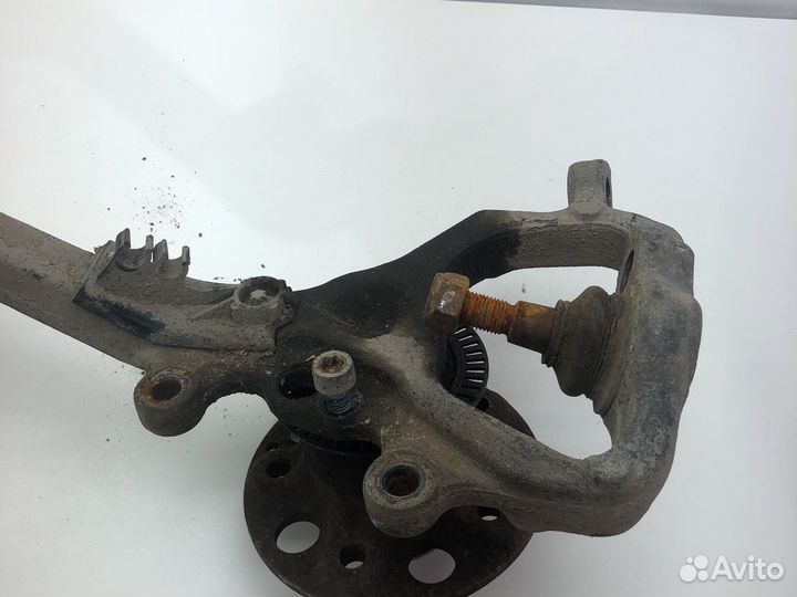 Передний левый поворотный кулак Мерседес w220