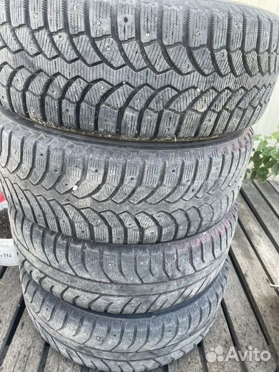 Bridgestone Blizzak Spike-01 215/60 R17