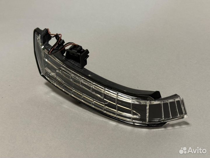 Поворотник в левое зеркало Mercedes W204 W212