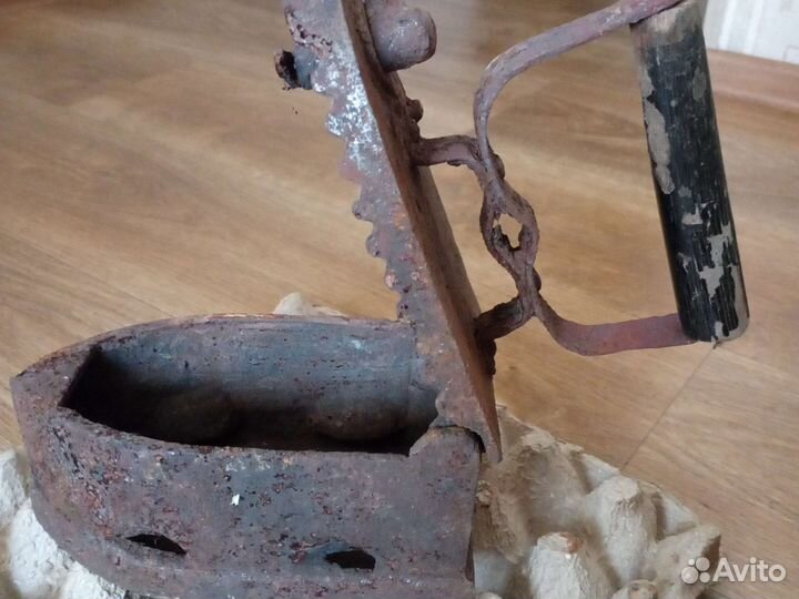 Старинный угольный утюг