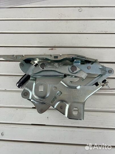 Новая правая петля капота Audi A4 B9 2015-2023