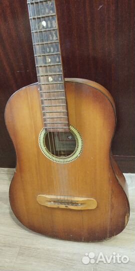 Гитара старенькая как на фото