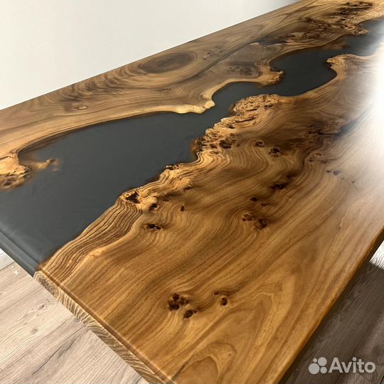 Стол из дерева и эпоксидной смолы