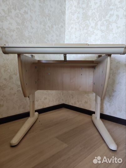 Детский письменный стол и стул