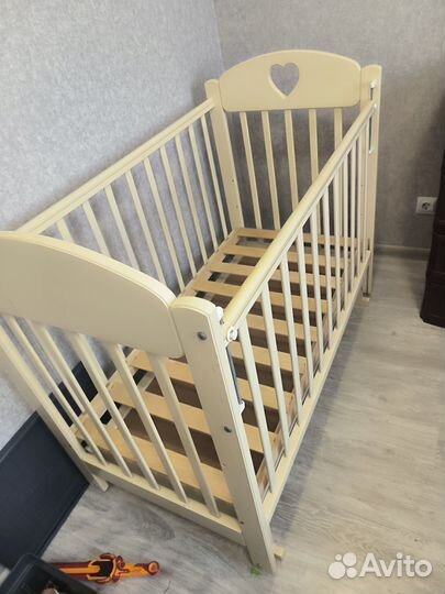 Детская кроватка с маятником