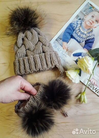 Шапка и пинетки с помпонами