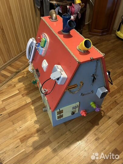 Бизиборд домик с трубами для шариков