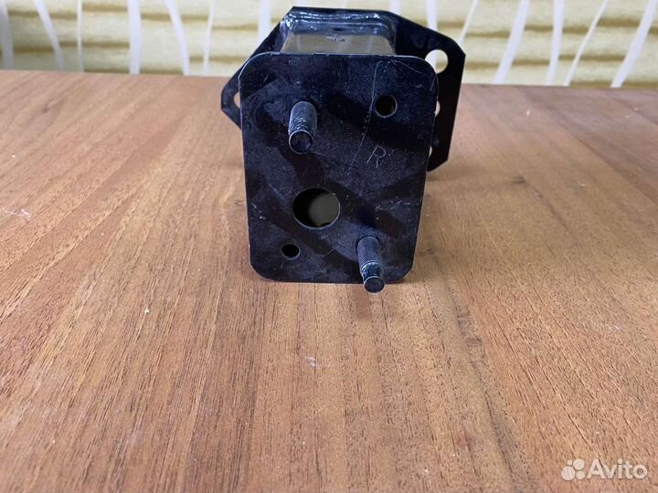 Кронштейн усилителя toyota land cruiser 120 prado