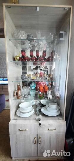 Стеклянный шкаф витрина