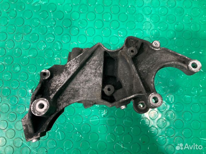 Кронштейн навесного оборудования Volkswagen