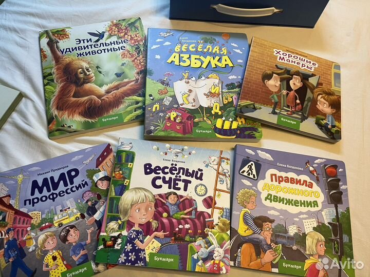 Книги и карандаш букмарк