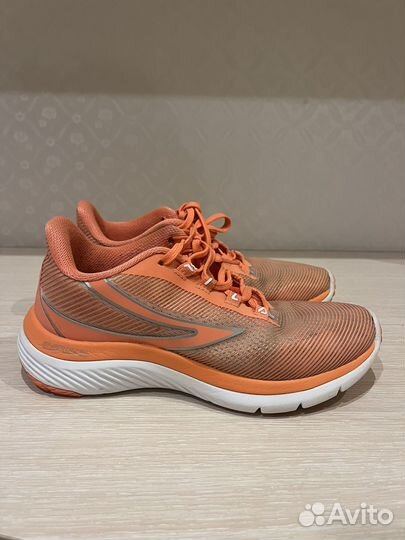 Кроссовки женские