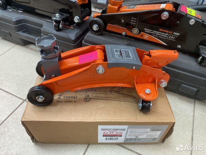 Домкрат подкатной в вираж авто рижский 16