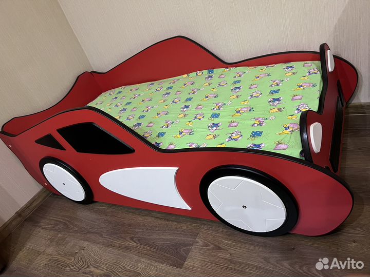 Детская кровать машина с матрасом + комплект белья