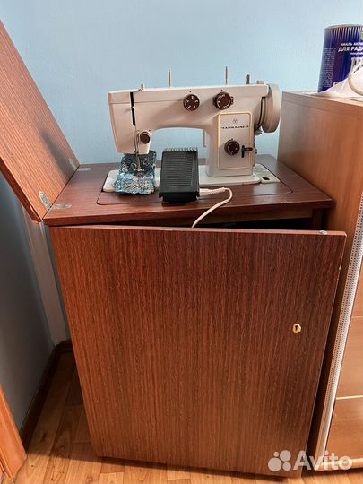 Швейная машинка с тумбой
