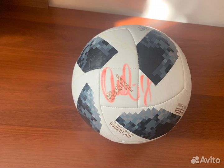 Футбольный мяч с автографом Марадоны