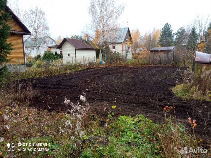 Вспашка земли трактором