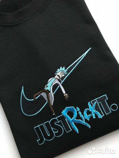 Вышивка машинкой логотипов на одежде