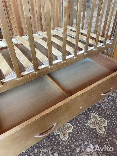 Детская кроватка с маятником, ящиком и матрасом