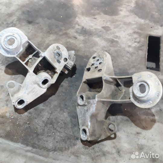 Кронштейны подушки двс Ауди А4Б5 VW Пассат Б5