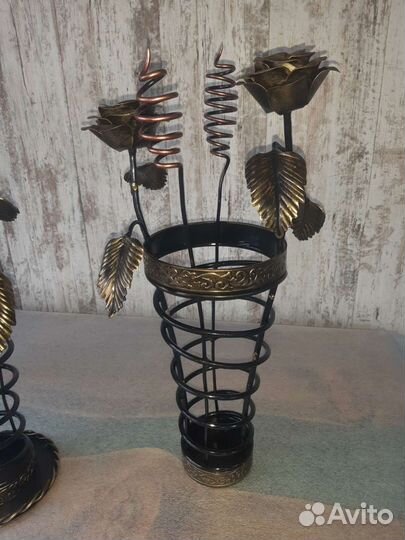 Ваза и розы из металла