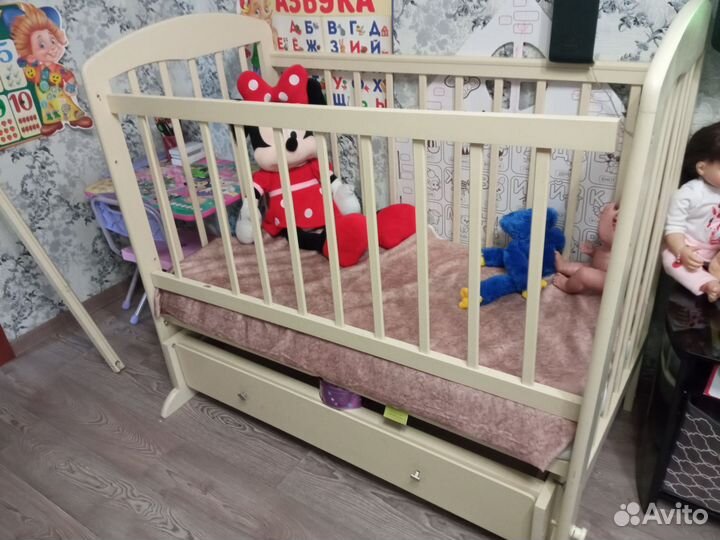 Детская кроватка с маятником и ящиком