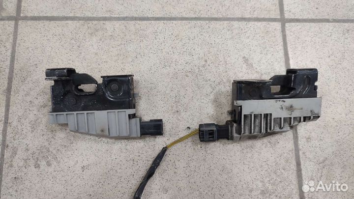 Замок капота левый правый mercedes w212