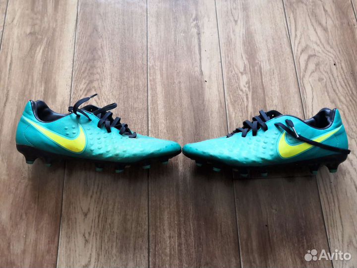 Футбольные бутсы Nike