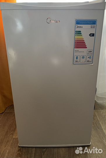 Холодильник Midea MR 1080W в хорошем состоянии